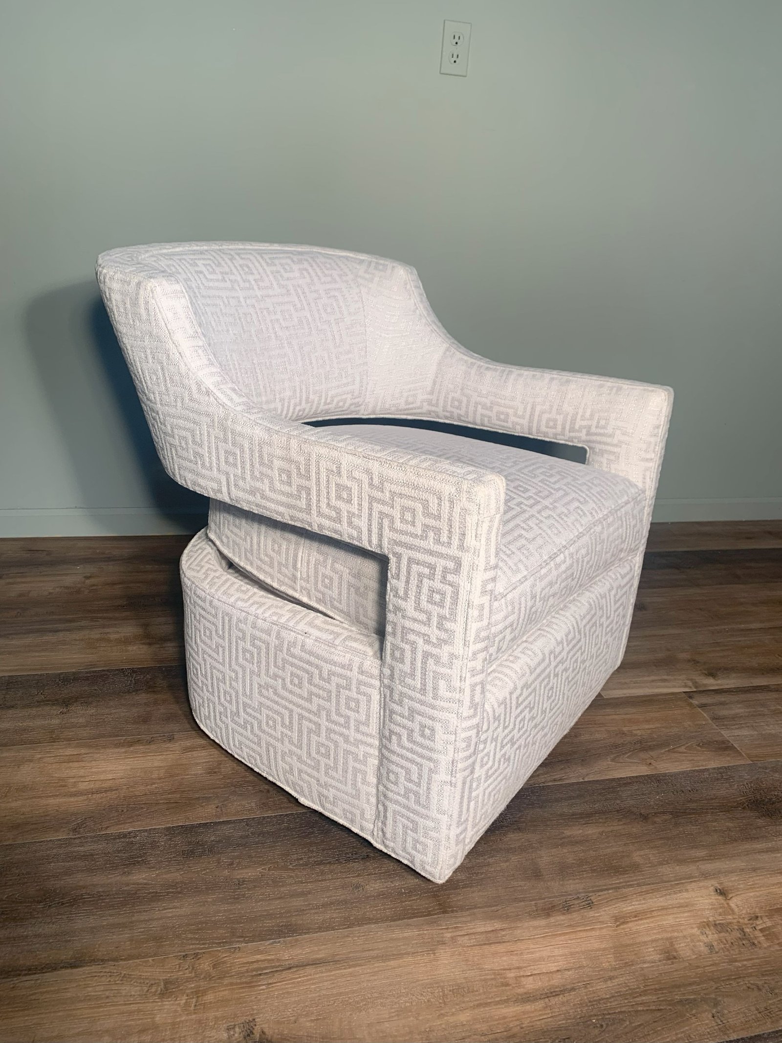 PHOEBE SWIVEL CHAIR